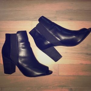 Heeled Black Booties with Elastic Sides